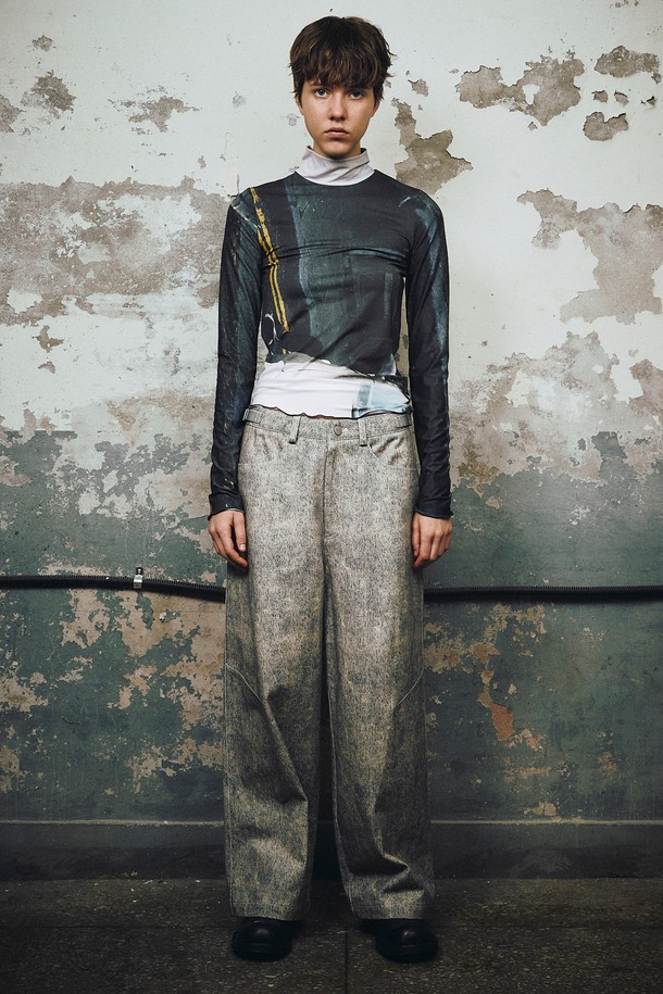 2-TONE 와이드 데님 팬츠 (블루)는 남녀 모두 착용 가능한 데님 팬츠입니다. 봄, 가을에 어울리는 캐주얼, 스트릿 스타일의 긴 기장 와이드핏 팬츠로, 허리 조절이 가능한 신치 스트랩이 특징입니다. 무릎 부분의 다트 디테일과 지퍼 플라이, 벨트 루프, 2개의 포켓, 뒷 포켓 포토 프린팅으로 디자인되었습니다. 동네 마실룩부터 가을 나들이룩까지, 다양한 스타일링에 활용하기 좋습니다. 데님과 코튼 소재로 제작되어 편안한 착용감을 제공합니다.
