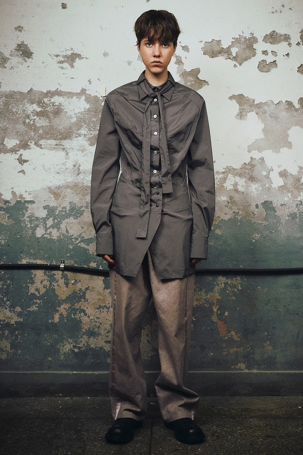 세련된 룩을 완성해 줄 '미니 랩 스커트 (체크 패턴)'입니다. 여성 의류로, 데일리, 데이트룩, 카페룩, 모임룩 등 다양한 TPO에 활용 가능합니다. 미니멀, 클래식, 시크 스타일을 추구하는 분들께 추천하며, 폴리아미드, 폴리우레탄, 폴리에스터 혼방 소재로 제작되어 편안한 착용감을 선사합니다. 허리 밴드의 단추 잠금과 전체 안감(새틴) 디테일로 완성도를 높였으며, 랩스커트 디자인과 체크 패턴이 세련된 조화를 이룹니다. 사계절 내내 즐겨 입을 수 있는 아이템입니다.
