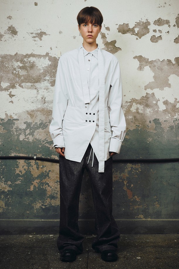 미니멀하고 베이직한 디자인의 여성용 "미니 랩 스커트"입니다. 라이트 그레이 컬러로, 사계절 내내 활용 가능한 얇은 두께의 미니스커트입니다. 부드러운 나일론 소재와 새틴 안감으로 편안한 착용감을 선사하며, 슬림핏 디자인과 랩 스타일의 치마핏이 특징입니다. 허리 밴드와 단추 잠금장치가 있어 안정적인 핏을 제공하며, 데이트룩, 카페룩 등 다양한 TPO에 맞춰 클래식, 시크한 스타일을 연출할 수 있습니다.
