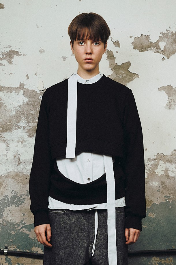 2WAY 스웨트셔츠 (블랙)는 캐주얼하고 미니멀한 스타일을 추구하는 분들을 위한 스웨트셔츠입니다. 봄, 가을, 겨울, 세 계절 모두 활용 가능하며, 동네 마실룩이나 겨울 데일리룩으로 편안하게 연출할 수 있습니다. 면과 폴리에스터 혼방 소재로 제작되어 부드러운 촉감이 특징이며, 스탠다드핏과 라운드넥 디자인으로 편안한 착용감을 선사합니다. 2way 스타일링이 가능하며, 오픈 컷 디테일이 더해져 개성 있는 스타일을 연출할 수 있습니다. 무지 디자인의 블랙 컬러로 어떤 옷에도 쉽게 매치하여 활용할 수 있습니다.
