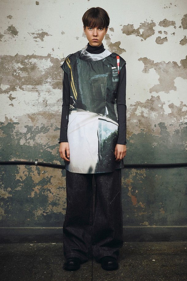 PHOTO FRAME SHIRRING NECK DRESS (포토 프레임 셔링 넥 원피스)는 여성 의류로, 모던하고 미니멀한 스타일을 추구하는 분들을 위한 셔링 원피스입니다. 블랙과 화이트 두 가지 색상으로 제공되며, 봄, 여름 계절에 적합합니다. 폴리에스테르 소재의 얇은 두께로 제작되어 편안한 착용감을 선사하며, 포토 프린팅 무늬가 돋보입니다. 셔링 넥 라인과 민소매 디자인이 특징이며, 데이트룩, 카페룩과 같은 TPO에 잘 어울립니다. 옆선 지퍼 클로저, 허리 다트 디테일, 조절 가능한 네크라인 스트랩으로 디자인 완성도를 높였습니다.
