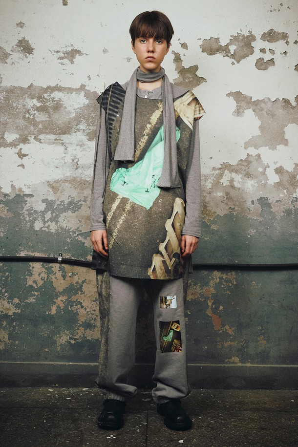 PHOTO FRAME SHIRRING NECK DRESS (로드)는 여성 고객을 위한 셔링 넥 원피스입니다. 봄, 여름 시즌 데일리룩, 휴가룩, 여행룩에 활용하기 좋은 캐주얼 스타일의 제품입니다. 폴리에스테르 소재에 포토 프린팅 무늬가 돋보이며, 민소매 또는 스트랩 형태의 소매 기장으로 디자인되었습니다. 옆선 지퍼와 허리 다트 디테일이 특징이며, 로맨틱, 리조트 스타일 연출에도 적합합니다.
