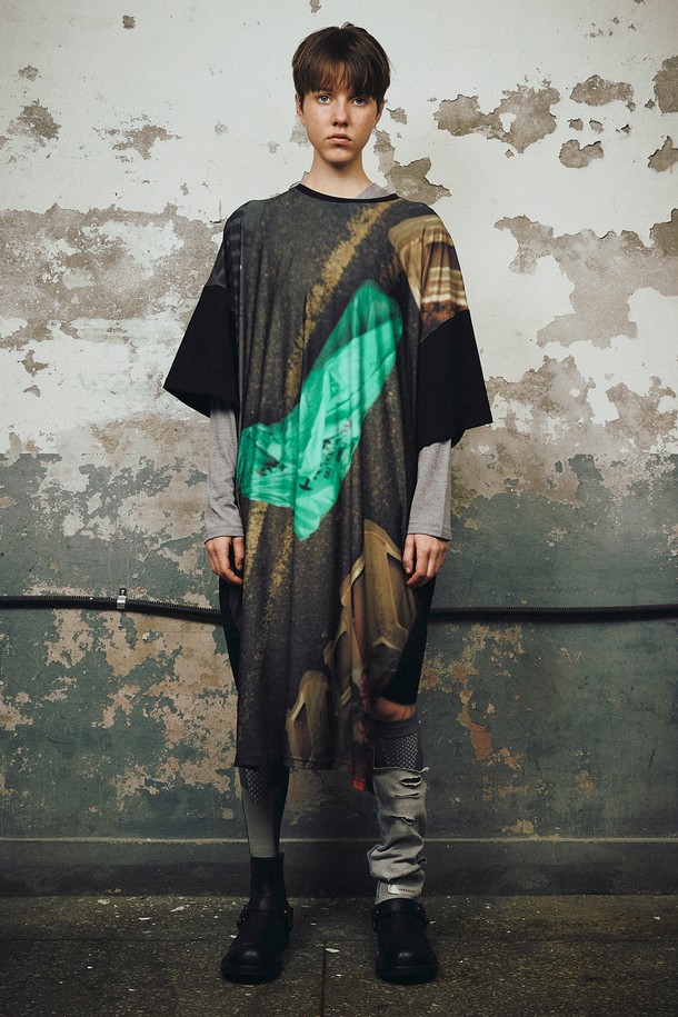 PHOTO PRINTING VERY LONG 티셔츠 (Road)는 남녀 모두 착용 가능한 오버핏 반소매 티셔츠입니다. 블랙, 그린, 골드 3가지 색상으로 제공되며, 봄, 가을 산책룩, 캐주얼 및 스트리트 스타일을 연출하기 좋습니다. 부드러운 면, 폴리에스터, 스판덱스 혼방 소재로 제작되어 얇지만 편안한 착용감을 선사합니다. 앞판 전체 프린팅, 투 포켓 디테일, 패널 디테일, 언밸런스 기장으로 포인트를 더했으며 라운드넥 디자인입니다.
