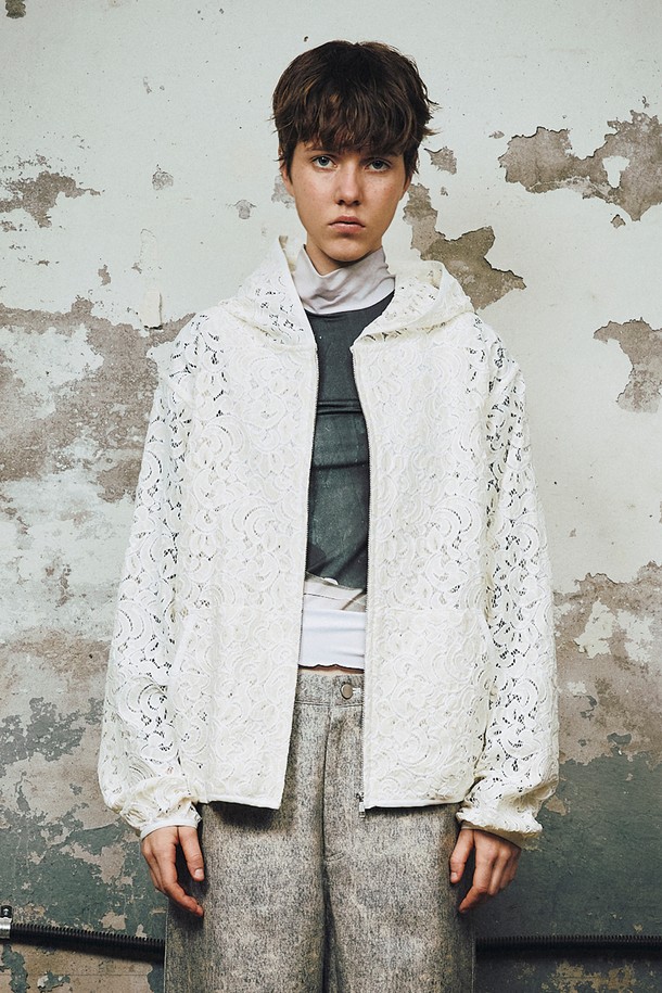 **HEAVY 레이스 지퍼 후디 (아이보리)**

부드러운 코튼과 나일론 혼방 소재로 제작된 여성용 아이보리 컬러 후드집업입니다. 페미닌하고 캐주얼한 스타일을 연출하며, 봄/가을 계절에 적합합니다. 일본 기퓌르 레이스 원단을 사용하여 고급스러움을 더했으며, 레귤러핏에 얇은 두께감으로 편안하게 착용 가능합니다. 데이트룩, 동네 마실룩, 카페룩 등 다양한 TPO에 활용하기 좋으며, 신축성 있는 밑단과 소매 끝단, 패치 포켓 디테일이 특징입니다. 미니멀한 디자인으로 어떤 스타일에도 쉽게 매치할 수 있습니다.
