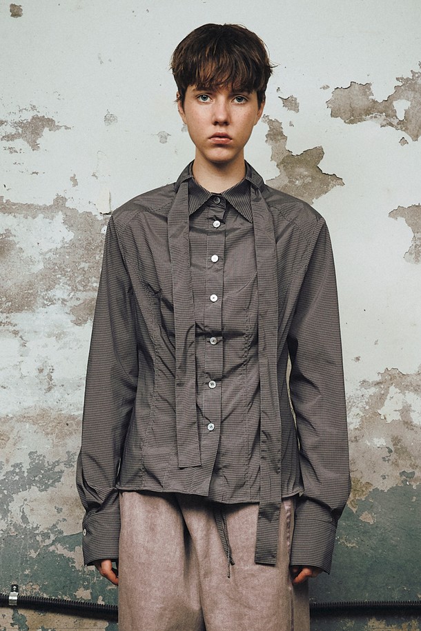 TIE STICHED NYLON SHIRTS (체크 패턴)는 모던하고 미니멀한 스타일을 추구하는 남성을 위한 셔츠입니다. 그레이 컬러의 체크 패턴과 슬림핏 실루엣이 세련된 분위기를 연출하며, 봄, 가을에 착용하기 좋습니다. 부드러운 촉감의 나일론, 폴리아미드, 폴리우레탄 혼방 소재로 제작되어 편안한 착용감을 선사합니다. 타이 스트랩과 스티치 디테일, 밑단 와이어가 디자인의 포인트를 더하며, 방수 기능까지 갖춰 실용성을 높였습니다. 데이트룩, 오피스룩, 비즈니스 캐주얼 등 다양한 TPO에 활용할 수 있는 클래식, 미니멀, 시크 스타일의 셔츠입니다.
