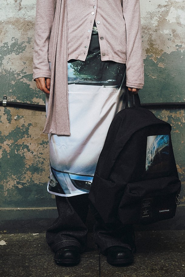 FABRIC POSTER (3color)는 미니멀, 캐주얼, 리조트 스타일을 아우르는 패브릭 포스터입니다. 3가지 컬러로 제공되며, 폴리에스터 소재에 포토 프린팅 무늬가 돋보입니다. 다양한 인테리어 연출과 스카프로 활용 가능하며, 다용도로 활용할 수 있습니다. 전체 인터록 스티치 마감으로 튼튼하며, 드라이클리닝, 찬물 손세탁, 단독세탁이 가능하며 표백은 금지합니다. 집콕룩, 휴가룩에 포인트를 더해보세요.
