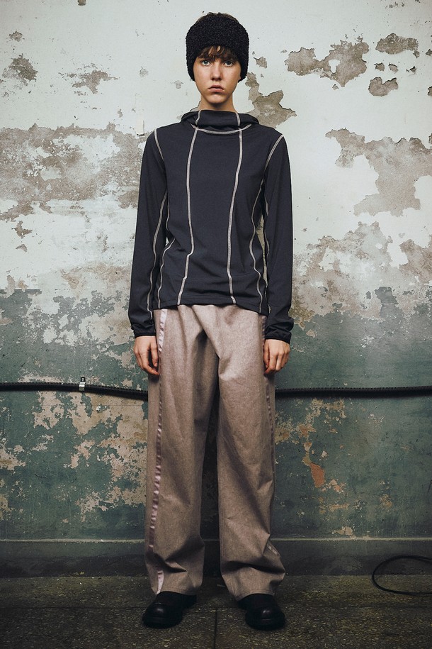 TWISTED COTTON PANTS (Pale Purple)는 스트릿과 캐주얼 스타일을 아우르는 면바지입니다. 루즈핏 와이드 실루엣에 지퍼 여밈 방식으로 디자인되었으며, 피그먼트 워싱 기법으로 은은한 멋을 더했습니다. 은은한 퍼플 컬러에 새틴 스트림 디테일이 돋보이며, 넉넉한 포켓으로 실용성을 높였습니다. 100% 면 소재로 제작되어 편안한 착용감을 선사하며, 허리 사이즈 조절이 가능합니다.
