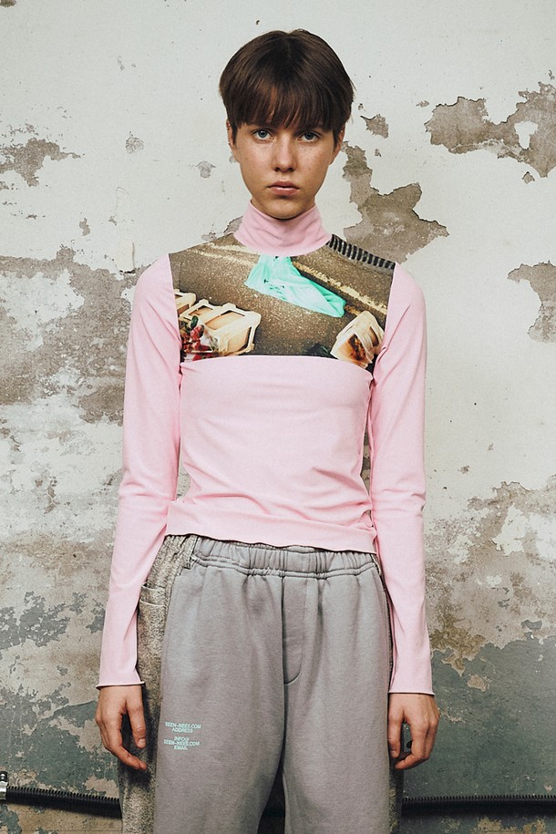 "HI-NECK FRAME LONG SLEEVE (Road)"는 여성의 일상과 데이트룩에 어울리는 하이넥 긴소매 티셔츠입니다. 봄, 가을에 적합하며, 미니멀하고 클래식한 스타일을 연출합니다. 얇고 부드러운 폴리에스터, 스판덱스 혼방 소재로 제작되어 편안한 착용감을 선사하며, 슬림핏으로 여성스러운 실루엣을 강조합니다. 핑크 컬러 바탕에 앞판 포토 프린팅이 돋보이며, 인터록 스티치 마감으로 퀄리티를 높였습니다. 스판 소재(16%)를 사용하여 활동성을 더했습니다.
