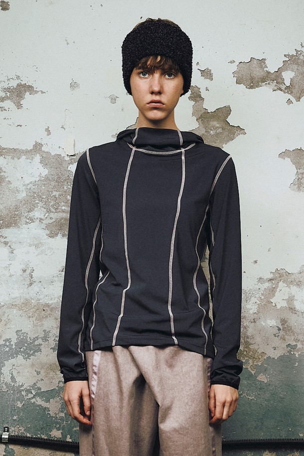 SHAPE STITCHED 후디 (Dark Grey)는 가을, 겨울 시즌 당신의 스타일을 완성해 줄 남녀 공용 후드티입니다. 미니멀하고 스트릿한 무드를 연출하며, 레귤러 핏에 하이넥 후드 디자인으로 보온성을 높였습니다. 짙은 다크그레이 컬러에 대조적인 컬러 스티치 디테일이 돋보이며, 부드러운 촉감의 폴리에스터, 스판덱스 혼방 소재로 제작되어 편안한 착용감을 선사합니다. 핑거홀과 탄성 처리된 밑단 및 소매 끝단으로 활동성을 더했으며, 산책룩과 집콕룩 모두에 잘 어울립니다.
