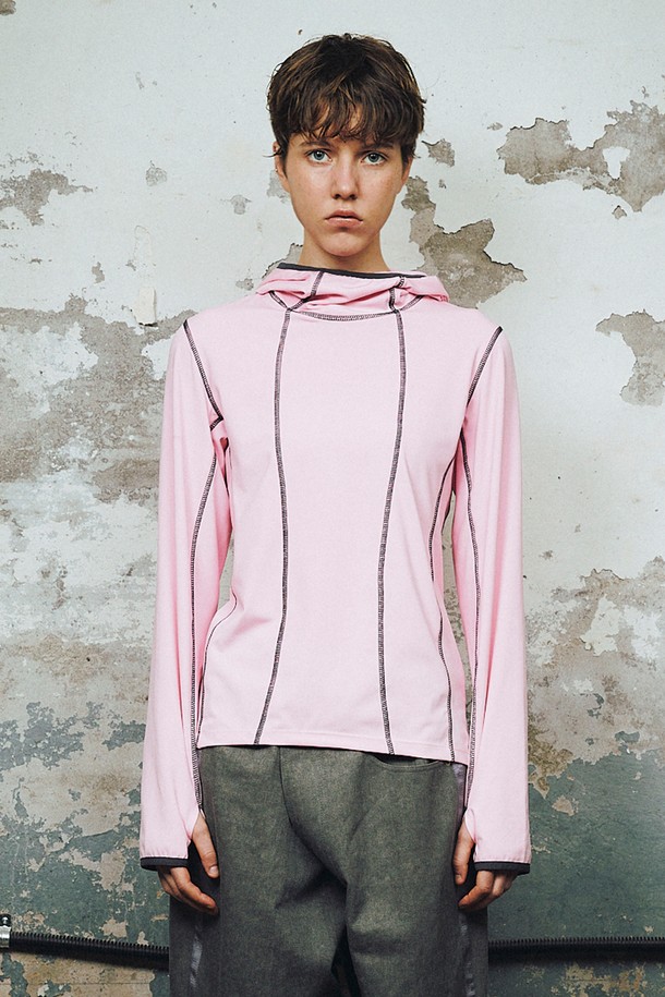 SHAPE STITCHED HOODIE (라이트 핑크)는 여성 의류로, 가볍고 부드러운 촉감의 후드티셔츠입니다. 봄, 가을에 어울리며, 스포티하면서도 미니멀한 스타일을 연출합니다. 라이트 핑크 컬러에 대조되는 스티치 디테일이 돋보이며, 얇은 두께감으로 편안하게 착용할 수 있습니다. 핑거홀 디테일이 있는 긴소매와 탄성 처리된 밑단, 레귤러핏 디자인으로 산책룩, 집콕룩, 피트니스룩 등 다양한 TPO에 활용 가능합니다. 폴리에스테르와 스판덱스 혼방 소재로 제작되었습니다.
