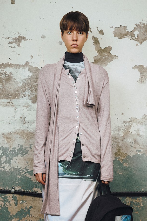 MANY BUTTONS 스카프 가디건 (퍼플)은 울과 텐셀 혼방 소재로 제작되어 부드러운 촉감과 뛰어난 보온성을 제공합니다. 톤 다운된 퍼플 컬러와 레귤러 핏, 긴 소매 디자인이 클래식하고 엘레강스한 분위기를 연출하며, 스카프 네크라인과 진주 조개 금속 장식이 포인트입니다. 다양한 스타일 연출이 가능한 스카프 디테일은 물론, 버튼 여밈 방식으로 편안하게 착용할 수 있습니다. 오피스룩, 모임룩, 데이트룩 등 다양한 TPO에 활용 가능한 매력적인 니트 가디건입니다.
