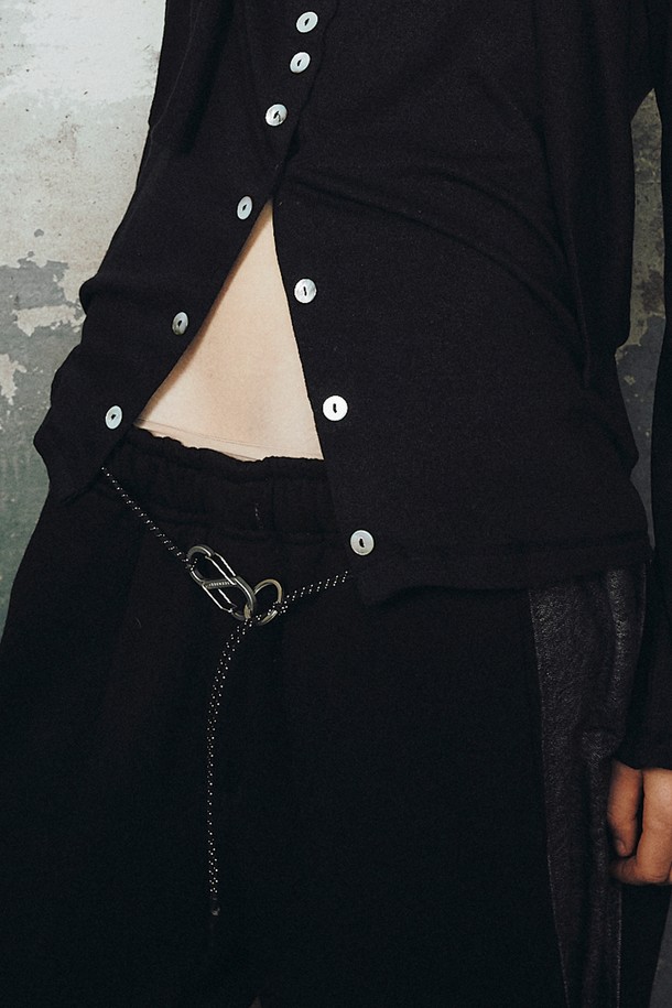 블랙 색상의 카라비너 코드 벨트입니다. 폴리에스테르 소재로 제작되었으며, 일상복에 활용하기 좋습니다. 카라비너와 로고 디자인, 고무 마감으로 포인트를 더했습니다. 사이즈 조절이 가능하며, 카라비너 여밈 방식으로 간편하게 착용할 수 있습니다. 캐주얼, 미니멀, 시크 스타일을 즐기는 분들께 '동네 마실룩' 또는 '여행룩' 연출을 위한 다용도 액세서리로 추천합니다.
