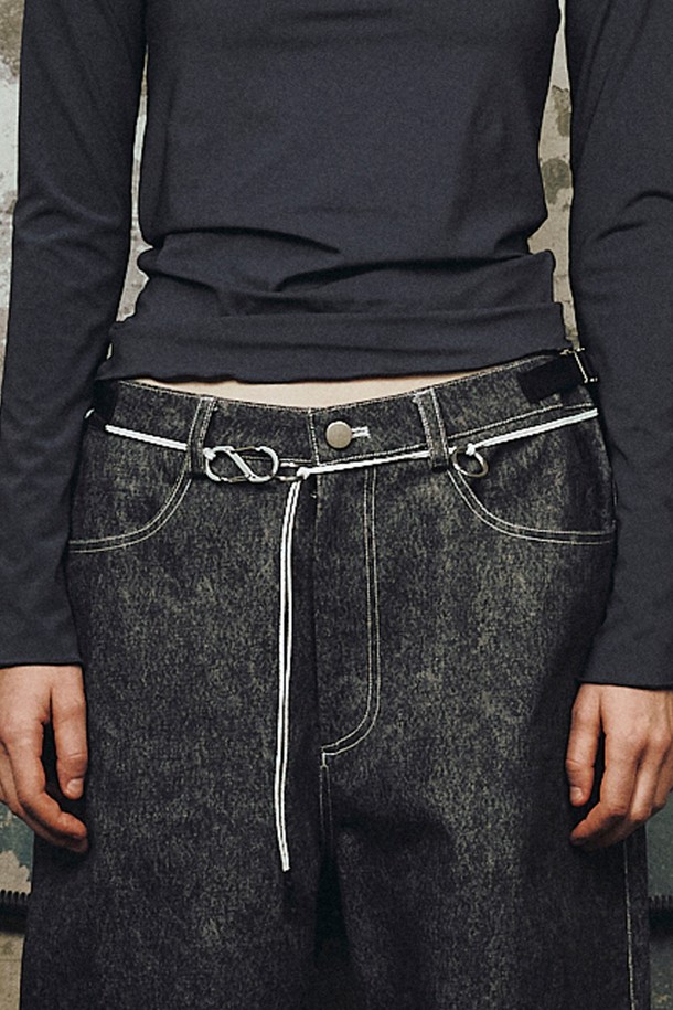 카라비너 코드 벨트 (화이트)는 캐주얼, 미니멀, 스트리트 스타일을 아우르는 벨트입니다. 동네 마실룩, 여행룩, 산책룩 등 다양한 TPO에 활용하기 좋습니다. 폴리에스테르 소재로 제작되었으며, 카라비너 여밈 방식과 사이즈 조절 기능을 갖췄습니다. 벨트 전면에는 로고 패턴이, 끝부분은 고무 마감 처리되어 디자인의 완성도를 높였습니다. 다용도 악세서리로 활용 가능하여 개성 있는 연출을 돕습니다.
