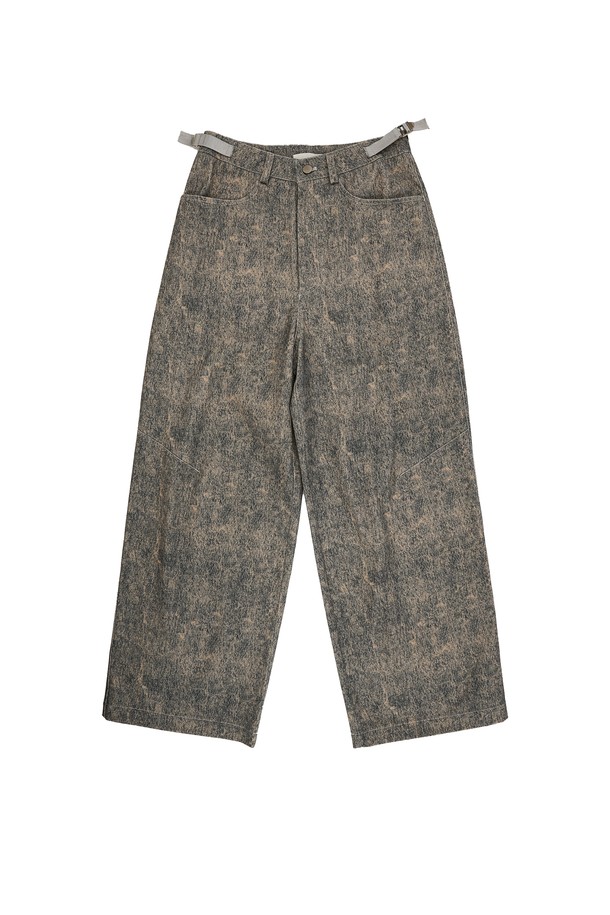 2-TONE 와이드 데님 팬츠 (블루)는 남녀 모두 착용 가능한 데님 팬츠입니다. 봄, 가을에 어울리는 캐주얼, 스트릿 스타일의 긴 기장 와이드핏 팬츠로, 허리 조절이 가능한 신치 스트랩이 특징입니다. 무릎 부분의 다트 디테일과 지퍼 플라이, 벨트 루프, 2개의 포켓, 뒷 포켓 포토 프린팅으로 디자인되었습니다. 동네 마실룩부터 가을 나들이룩까지, 다양한 스타일링에 활용하기 좋습니다. 데님과 코튼 소재로 제작되어 편안한 착용감을 제공합니다.
