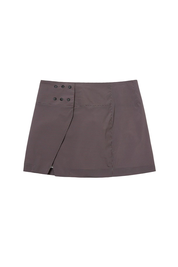 세련된 룩을 완성해 줄 '미니 랩 스커트 (체크 패턴)'입니다. 여성 의류로, 데일리, 데이트룩, 카페룩, 모임룩 등 다양한 TPO에 활용 가능합니다. 미니멀, 클래식, 시크 스타일을 추구하는 분들께 추천하며, 폴리아미드, 폴리우레탄, 폴리에스터 혼방 소재로 제작되어 편안한 착용감을 선사합니다. 허리 밴드의 단추 잠금과 전체 안감(새틴) 디테일로 완성도를 높였으며, 랩스커트 디자인과 체크 패턴이 세련된 조화를 이룹니다. 사계절 내내 즐겨 입을 수 있는 아이템입니다.
