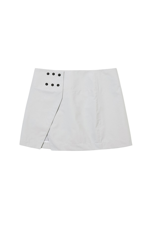 미니멀하고 베이직한 디자인의 여성용 "미니 랩 스커트"입니다. 라이트 그레이 컬러로, 사계절 내내 활용 가능한 얇은 두께의 미니스커트입니다. 부드러운 나일론 소재와 새틴 안감으로 편안한 착용감을 선사하며, 슬림핏 디자인과 랩 스타일의 치마핏이 특징입니다. 허리 밴드와 단추 잠금장치가 있어 안정적인 핏을 제공하며, 데이트룩, 카페룩 등 다양한 TPO에 맞춰 클래식, 시크한 스타일을 연출할 수 있습니다.
