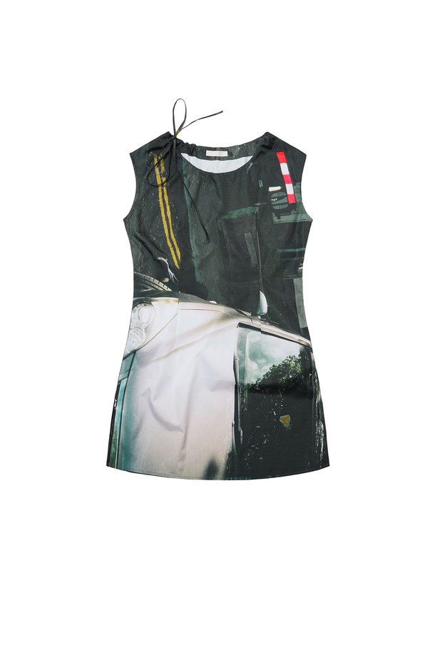PHOTO FRAME SHIRRING NECK DRESS (포토 프레임 셔링 넥 원피스)는 여성 의류로, 모던하고 미니멀한 스타일을 추구하는 분들을 위한 셔링 원피스입니다. 블랙과 화이트 두 가지 색상으로 제공되며, 봄, 여름 계절에 적합합니다. 폴리에스테르 소재의 얇은 두께로 제작되어 편안한 착용감을 선사하며, 포토 프린팅 무늬가 돋보입니다. 셔링 넥 라인과 민소매 디자인이 특징이며, 데이트룩, 카페룩과 같은 TPO에 잘 어울립니다. 옆선 지퍼 클로저, 허리 다트 디테일, 조절 가능한 네크라인 스트랩으로 디자인 완성도를 높였습니다.
