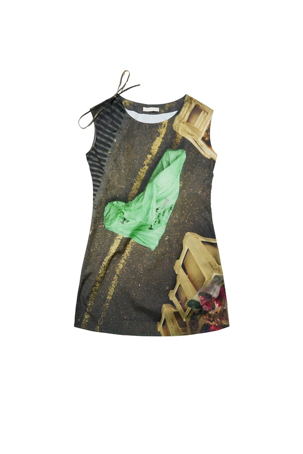 PHOTO FRAME SHIRRING NECK DRESS (로드)는 여성 고객을 위한 셔링 넥 원피스입니다. 봄, 여름 시즌 데일리룩, 휴가룩, 여행룩에 활용하기 좋은 캐주얼 스타일의 제품입니다. 폴리에스테르 소재에 포토 프린팅 무늬가 돋보이며, 민소매 또는 스트랩 형태의 소매 기장으로 디자인되었습니다. 옆선 지퍼와 허리 다트 디테일이 특징이며, 로맨틱, 리조트 스타일 연출에도 적합합니다.
