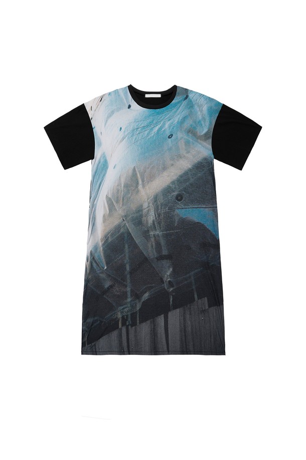 포토 프린팅 롱 티셔츠는 랜드스케이프(Landscape) 풍경이 담긴 디자인으로, 캐주얼하고 미니멀한 스타일을 연출합니다. 면, 폴리에스터, 스판덱스 혼방의 부드러운 소재로 제작되어 편안한 착용감을 선사하며, 오버핏 라운드넥 디자인으로 활동성을 더했습니다. 반소매 기장과 티셔츠 원피스 타입의 언밸런스 헴, 포켓, 패널 디테일이 돋보이는 디자인입니다. 산책룩으로 활용하기 좋으며, 개성 있는 프린트 무늬가 돋보이는 아이템입니다.
