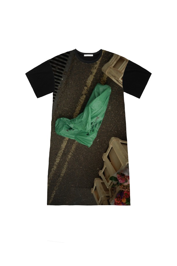 PHOTO PRINTING VERY LONG 티셔츠 (Road)는 남녀 모두 착용 가능한 오버핏 반소매 티셔츠입니다. 블랙, 그린, 골드 3가지 색상으로 제공되며, 봄, 가을 산책룩, 캐주얼 및 스트리트 스타일을 연출하기 좋습니다. 부드러운 면, 폴리에스터, 스판덱스 혼방 소재로 제작되어 얇지만 편안한 착용감을 선사합니다. 앞판 전체 프린팅, 투 포켓 디테일, 패널 디테일, 언밸런스 기장으로 포인트를 더했으며 라운드넥 디자인입니다.
