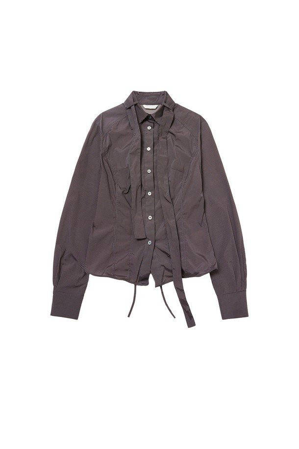 TIE STICHED NYLON SHIRTS (체크 패턴)는 모던하고 미니멀한 스타일을 추구하는 남성을 위한 셔츠입니다. 그레이 컬러의 체크 패턴과 슬림핏 실루엣이 세련된 분위기를 연출하며, 봄, 가을에 착용하기 좋습니다. 부드러운 촉감의 나일론, 폴리아미드, 폴리우레탄 혼방 소재로 제작되어 편안한 착용감을 선사합니다. 타이 스트랩과 스티치 디테일, 밑단 와이어가 디자인의 포인트를 더하며, 방수 기능까지 갖춰 실용성을 높였습니다. 데이트룩, 오피스룩, 비즈니스 캐주얼 등 다양한 TPO에 활용할 수 있는 클래식, 미니멀, 시크 스타일의 셔츠입니다.
