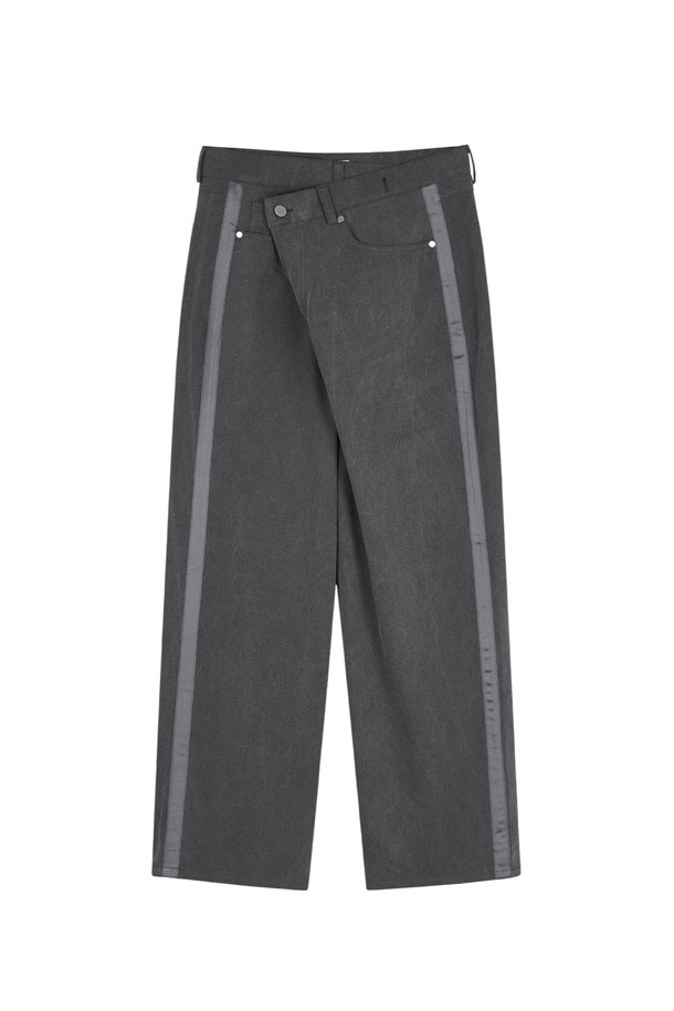 TWISTED COTTON PANTS (그레이)는 편안함과 스타일을 모두 갖춘 남성용 코튼 팬츠입니다. 캐주얼, 스트릿, 미니멀 스타일을 아우르는 디자인으로, 일상생활에서 '동네 마실룩'으로 활용하기 좋습니다. 그레이와 핑크 컬러로 출시되었으며, 봄, 가을 계절에 적합합니다. 와이드 핏의 긴 기장 바지로, 피그먼트 워싱 처리된 면 소재를 사용하여 부드러운 착용감을 선사합니다. 옆선 새틴 스트림 디테일, 백 포켓 포토 프린팅, 4개의 포켓, 오프셋 지퍼 플라이와 스냅 조절 가능한 밴딩으로 편의성을 더했습니다.
