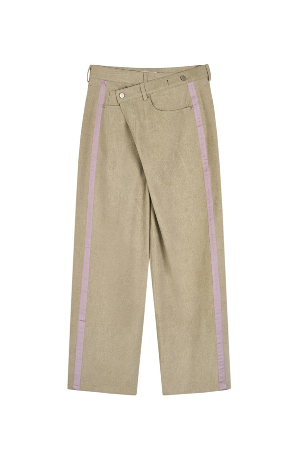 TWISTED COTTON PANTS (Pale Purple)는 스트릿과 캐주얼 스타일을 아우르는 면바지입니다. 루즈핏 와이드 실루엣에 지퍼 여밈 방식으로 디자인되었으며, 피그먼트 워싱 기법으로 은은한 멋을 더했습니다. 은은한 퍼플 컬러에 새틴 스트림 디테일이 돋보이며, 넉넉한 포켓으로 실용성을 높였습니다. 100% 면 소재로 제작되어 편안한 착용감을 선사하며, 허리 사이즈 조절이 가능합니다.
