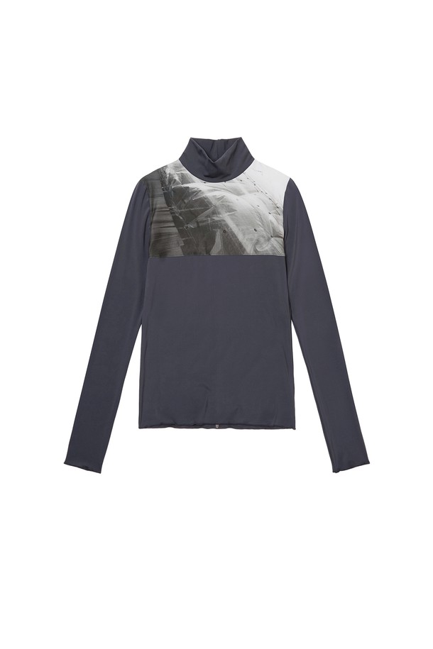 하이넥 프레임 롱 슬리브 (Landscape)는 미니멀한 디자인의 여성 티셔츠입니다. 부드러운 촉감의 폴리에스테르 및 스판덱스 혼방 소재로 제작되어 사계절 내내 편안하게 착용할 수 있습니다. 슬림핏으로, 하이넥 라인과 긴 소매가 특징이며, 앞판에는 감각적인 포토 프린팅이 더해졌습니다. 인터록 스티치 마감으로 내구성을 높였으며, 블랙과 화이트 두 가지 컬러로 만나볼 수 있습니다. 캐주얼, 시크 스타일을 연출하기에 좋습니다.
