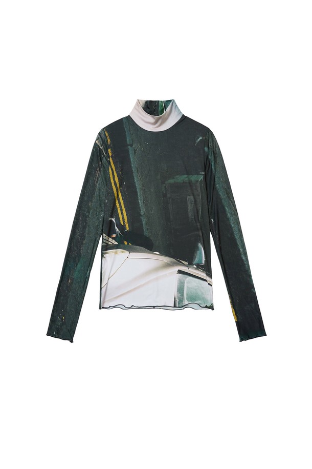 하이넥 프린팅 롱 슬리브 (Car)는 캐주얼 스타일의 남녀 공용 티셔츠입니다. 블랙과 화이트 두 가지 색상으로 제공되며, 봄, 가을에 착용하기 좋습니다. 폴리에스테르와 스판덱스 혼방 소재로 제작되어 부드러운 촉감을 선사합니다. 자동차 프린팅이 돋보이며, 레귤러핏과 하이넥 디자인으로 포인트를 더했습니다. 얇은 두께감과 인터록 스티치 마감으로 편안한 착용감을 제공합니다.
