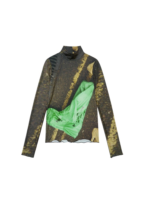 하이넥 프린팅 롱 슬리브 (Road)는 폴리에스테르와 스판덱스 혼방 소재로 제작되어 부드러운 촉감과 뛰어난 신축성을 자랑합니다. 하프넥 디자인에 긴소매 기장으로, 간절기부터 초겨울까지 폭넓게 활용하기 좋습니다. 미니멀하고 캐주얼한 스타일을 연출하며, 프린팅 패턴으로 포인트를 더했습니다. 인터록 스티치 봉제 기법으로 내구성을 높여, 편안하면서도 스타일리시하게 착용할 수 있는 티셔츠입니다.
