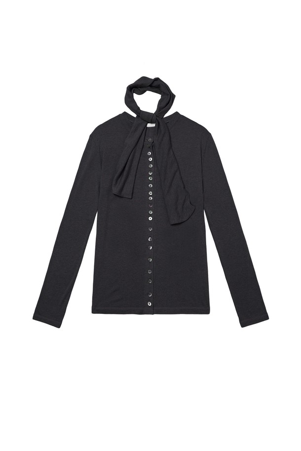 MANY BUTTONS SCARF CARDIGAN (블랙)은 여성스러운 실루엣을 연출하는 가을/겨울용 니트 가디건입니다. 부드러운 텐셀, 울, 스판덱스 혼방 소재로 제작되어 편안한 착용감을 선사하며, 레귤러 핏으로 제작되어 다양한 체형에 잘 어울립니다. 단추 여밈 방식과 스카프 디자인이 특징이며, 블랙 컬러와 무지 패턴으로 출근룩은 물론 클래식하고 미니멀한 스타일 연출에도 용이합니다. 긴 소매 기장으로 따뜻함을 더했습니다.
