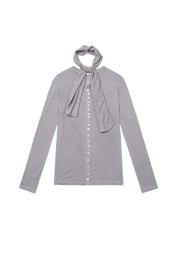 MANY BUTTONS 스카프 가디건 (Grey)은 부드러운 텐셀, 울, 스판덱스 혼방 소재로 제작되어 편안한 착용감을 선사합니다. 스카프 넥 디자인과 클래식하면서도 여성스러운 분위기를 연출하며, 진주 버튼 디테일이 고급스러움을 더합니다. 레귤러 핏에 긴 소매 기장으로, 오피스룩, 모임룩, 데이트룩 등 다양한 TPO에 활용할 수 있습니다. 미니멀, 걸리시 스타일을 선호하는 여성분들께 추천하며, 무지 디자인으로 어떤 스타일에도 쉽게 매치할 수 있습니다.
