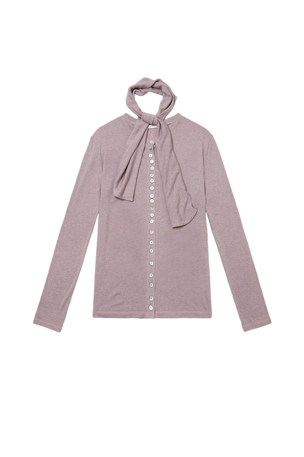 MANY BUTTONS 스카프 가디건 (퍼플)은 울과 텐셀 혼방 소재로 제작되어 부드러운 촉감과 뛰어난 보온성을 제공합니다. 톤 다운된 퍼플 컬러와 레귤러 핏, 긴 소매 디자인이 클래식하고 엘레강스한 분위기를 연출하며, 스카프 네크라인과 진주 조개 금속 장식이 포인트입니다. 다양한 스타일 연출이 가능한 스카프 디테일은 물론, 버튼 여밈 방식으로 편안하게 착용할 수 있습니다. 오피스룩, 모임룩, 데이트룩 등 다양한 TPO에 활용 가능한 매력적인 니트 가디건입니다.
