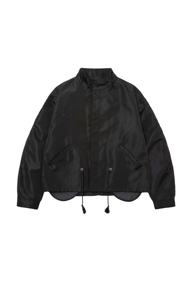 CUTTED FIELD 재킷 (블랙)은 가을과 겨울에 따뜻하게 착용할 수 있는 남녀 공용 필드 재킷입니다. 넉넉한 루즈핏으로 제작되었으며, 캐주얼, 미니멀, 클래식 스타일을 모두 아우르는 디자인입니다. 방수 기능과 안감, 허리 및 커프스 조절, 백 조절, 투 포켓 디테일이 특징입니다. 두꺼운 폴리에스터 소재로 제작되어 든든하며, 일상복뿐만 아니라 출근룩이나 여행룩으로도 활용하기 좋습니다. 블랙 컬러의 무지 디자인으로 어떤 스타일에도 쉽게 매치할 수 있습니다.
