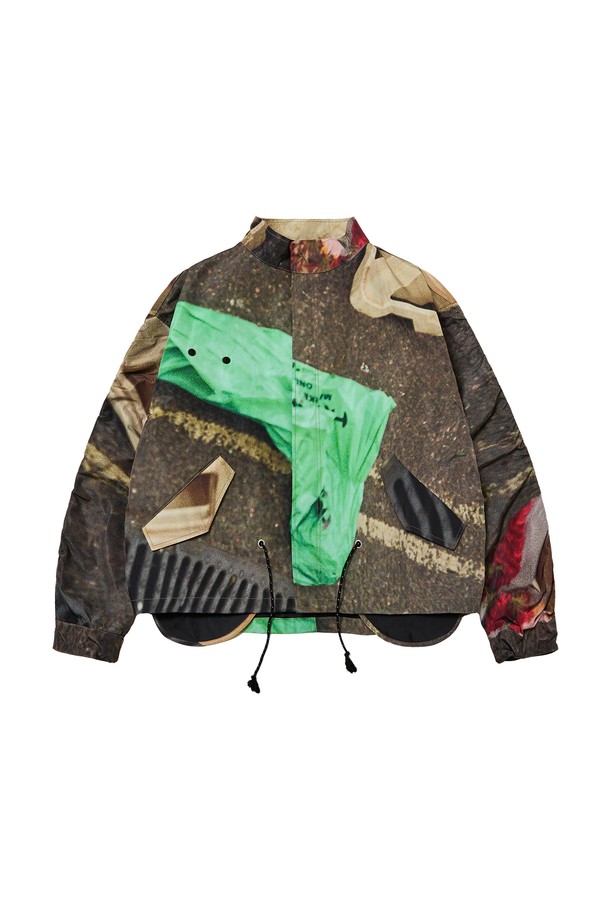 CUTTED FIELD 재킷 (프린트)는 캐주얼, 워크웨어 스타일의 남성용 필드 재킷입니다. 봄, 가을에 어울리는 얇은 두께의 폴리에스터 소재로 제작되었으며, 카키와 민트 두 가지 색상으로 만나볼 수 있습니다. 전체 포토 프린팅과 루즈핏 디자인이 특징이며, 일상, 여행룩, 봄 소풍룩에 적합합니다. 스냅 여밈 방식과 톤온톤의 투 포켓, 허리/커프스/백 조절, 오른쪽 가슴 스냅 디테일 등으로 실용성을 더했습니다. 방수 소재와 폴리에스터 안감으로 편안한 착용감을 제공합니다.
