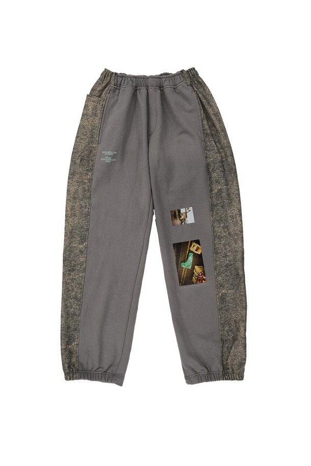 그레이 컬러의 데님 패널 스웨트팬츠입니다. 넉넉한 루즈핏 와이드 실루엣에 두꺼운 면, 폴리에스테르, 데님 혼방 소재로 제작되어 부드러운 촉감을 선사합니다. 허리 스트링과 밴딩으로 편안한 착용감을 제공하며, 4포켓과 사이드 스냅 버튼, 데님 패널 디테일이 돋보입니다. 일상, 스포츠, 여행룩 등 다양한 TPO에 캐주얼, 스포티, 스트리트 스타일을 연출하기 좋습니다. 봄, 가을 시즌에 활용하기 좋은 아이템입니다.
