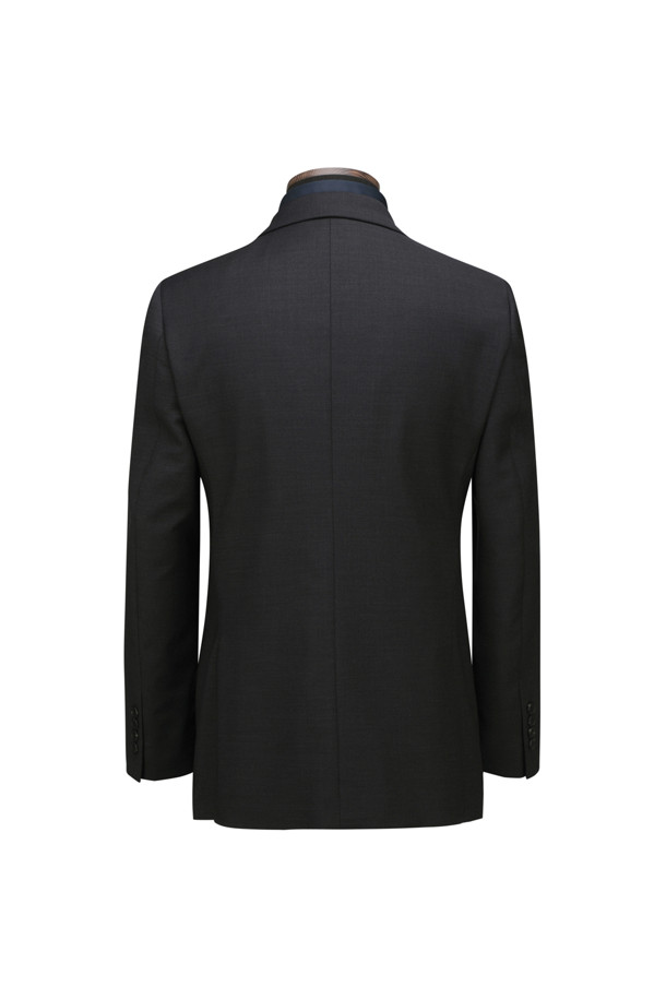 사계절 트윌 조직 수트 재킷은 남성 고객을 위해 디자인된 클래식하고 모던한 스타일의 아우터입니다. 울과 폴리에스테르 혼방 소재로 제작되어 부드러운 촉감을 제공하며, 봄, 가을, 사계절 모두 착용 가능합니다. 레귤러핏에 레귤러 기장으로 제작되었으며, 투 버튼 여밈 방식과 테일러드 라펠, 사이드 벤트, 웰트 포켓, 사이드 플랩 포켓 등의 디테일이 돋보입니다. 오피스룩, 비즈니스 캐주얼, 면접룩 등 다양한 TPO에 활용하기 좋으며, 미니멀한 디자인으로 세련된 스타일을 연출할 수 있습니다.
