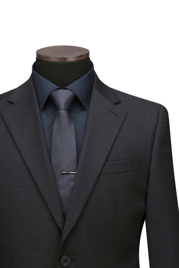 사계절 트윌 조직 수트 재킷은 남성 고객을 위해 디자인된 클래식하고 모던한 스타일의 아우터입니다. 울과 폴리에스테르 혼방 소재로 제작되어 부드러운 촉감을 제공하며, 봄, 가을, 사계절 모두 착용 가능합니다. 레귤러핏에 레귤러 기장으로 제작되었으며, 투 버튼 여밈 방식과 테일러드 라펠, 사이드 벤트, 웰트 포켓, 사이드 플랩 포켓 등의 디테일이 돋보입니다. 오피스룩, 비즈니스 캐주얼, 면접룩 등 다양한 TPO에 활용하기 좋으며, 미니멀한 디자인으로 세련된 스타일을 연출할 수 있습니다.
