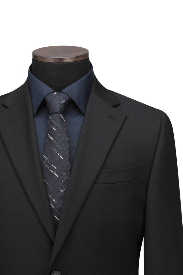 사계절 트윌 조직 슈트 재킷은 남성 고객을 위해 디자인된 포멀하고 비즈니스 용도의 아우터입니다. 봄, 가을에 적합하며, 클래식과 모던 스타일을 모두 아우르는 레귤러핏 재킷입니다. 블랙 컬러의 트윌 조직으로 제작되었으며, 레귤러 기장, 투버튼 여밈 방식이 특징입니다. 울과 폴리에스테르 혼방 소재에 부드러운 촉감을 더했으며, 웰트 포켓, 사이드 플랩 포켓, 인 포켓, 양 사이드 벤트 등의 디테일이 돋보입니다. 전체 안감 처리로 착용감을 높였으며, 오피스룩, 비즈니스 캐주얼, 회의룩 등 다양한 TPO에 활용 가능합니다.
