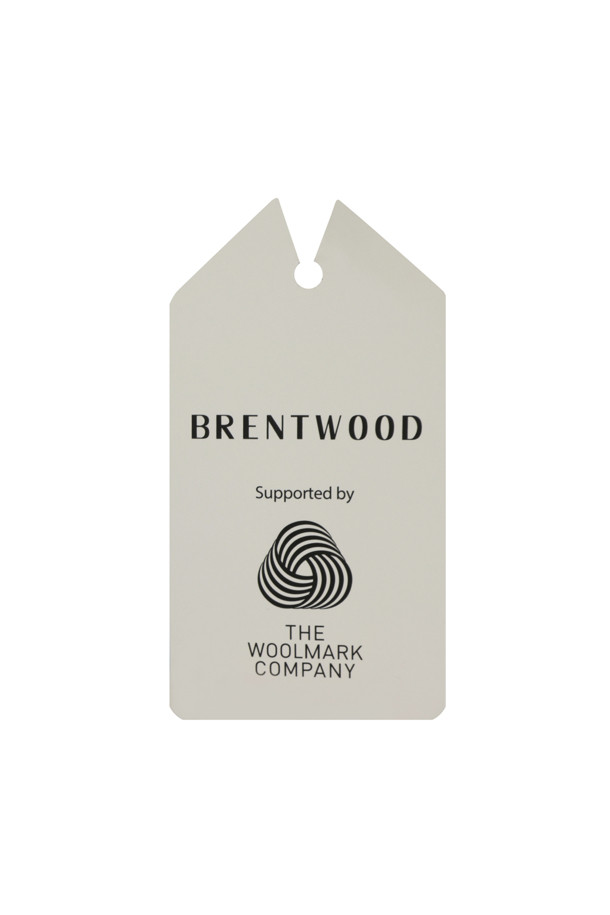 사계절 트윌 조직 수트 재킷은 남성 고객을 위해 디자인된 클래식하고 모던한 스타일의 아우터입니다. 울과 폴리에스테르 혼방 소재로 제작되어 부드러운 촉감을 제공하며, 봄, 가을, 사계절 모두 착용 가능합니다. 레귤러핏에 레귤러 기장으로 제작되었으며, 투 버튼 여밈 방식과 테일러드 라펠, 사이드 벤트, 웰트 포켓, 사이드 플랩 포켓 등의 디테일이 돋보입니다. 오피스룩, 비즈니스 캐주얼, 면접룩 등 다양한 TPO에 활용하기 좋으며, 미니멀한 디자인으로 세련된 스타일을 연출할 수 있습니다.
