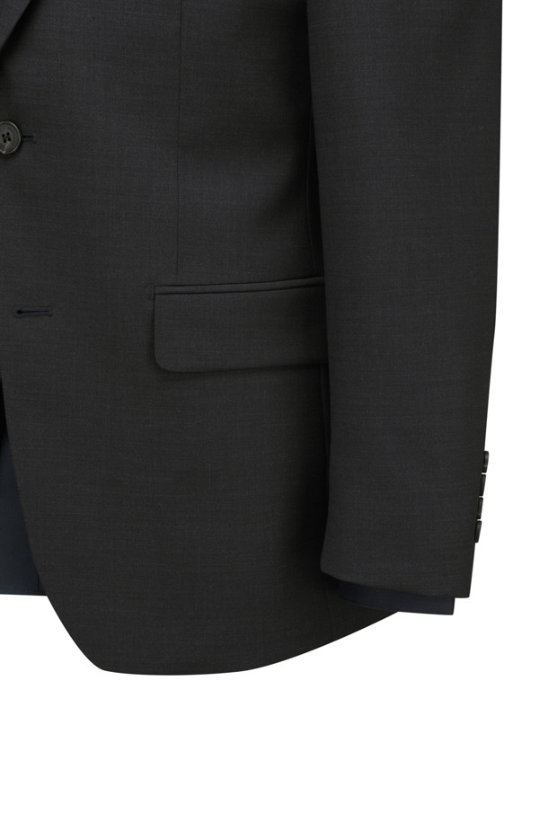 사계절 트윌 조직 수트 재킷은 남성 고객을 위해 디자인된 클래식하고 모던한 스타일의 아우터입니다. 울과 폴리에스테르 혼방 소재로 제작되어 부드러운 촉감을 제공하며, 봄, 가을, 사계절 모두 착용 가능합니다. 레귤러핏에 레귤러 기장으로 제작되었으며, 투 버튼 여밈 방식과 테일러드 라펠, 사이드 벤트, 웰트 포켓, 사이드 플랩 포켓 등의 디테일이 돋보입니다. 오피스룩, 비즈니스 캐주얼, 면접룩 등 다양한 TPO에 활용하기 좋으며, 미니멀한 디자인으로 세련된 스타일을 연출할 수 있습니다.

