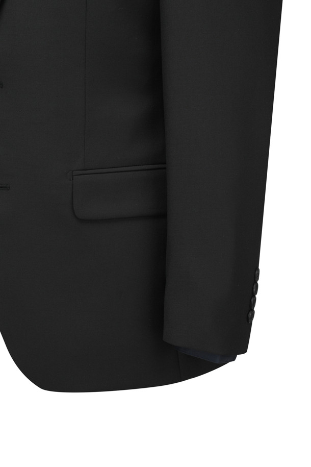 사계절 트윌 조직 슈트 재킷은 남성 고객을 위해 디자인된 포멀하고 비즈니스 용도의 아우터입니다. 봄, 가을에 적합하며, 클래식과 모던 스타일을 모두 아우르는 레귤러핏 재킷입니다. 블랙 컬러의 트윌 조직으로 제작되었으며, 레귤러 기장, 투버튼 여밈 방식이 특징입니다. 울과 폴리에스테르 혼방 소재에 부드러운 촉감을 더했으며, 웰트 포켓, 사이드 플랩 포켓, 인 포켓, 양 사이드 벤트 등의 디테일이 돋보입니다. 전체 안감 처리로 착용감을 높였으며, 오피스룩, 비즈니스 캐주얼, 회의룩 등 다양한 TPO에 활용 가능합니다.
