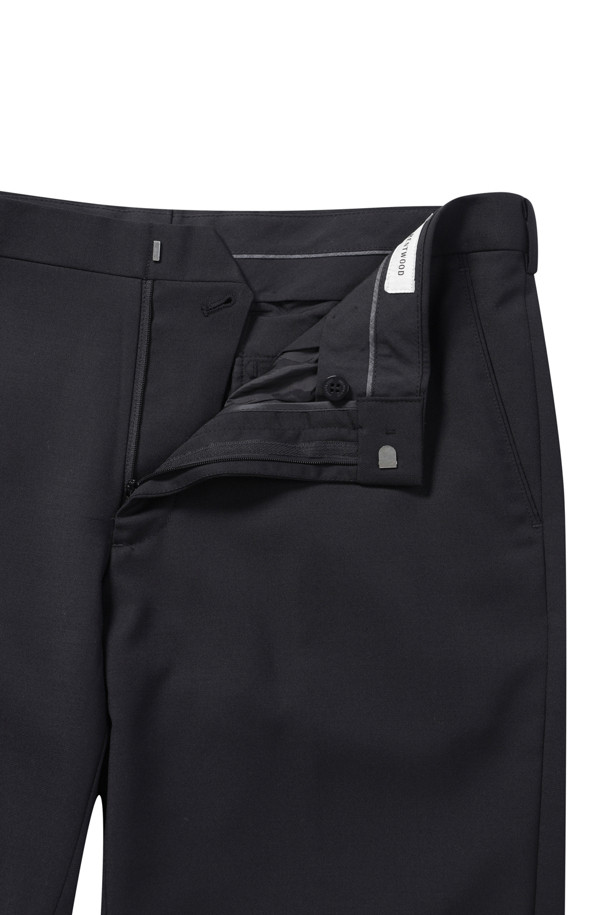사계절 트윌 조직 슈트 팬츠는 모던한 스타일을 추구하는 당신을 위한 정장 바지입니다. 울과 폴리에스테르 혼방 소재로 제작되어 부드러운 촉감을 선사하며, 봄, 가을에 적합한 보통 두께감으로 제작되었습니다. 레귤러핏으로 편안하게 착용 가능하며, 트윌 조직 특유의 은은한 패턴이 돋보입니다. 허리 후크 및 버튼 여밈으로 깔끔한 핏을 연출하며, 양쪽 사이드 포켓과 백 버튼 포켓으로 실용성을 더했습니다. 오피스룩, 회의룩, 출근룩 등 다양한 TPO에 클래식, 미니멀, 시크한 스타일로 활용할 수 있습니다.
