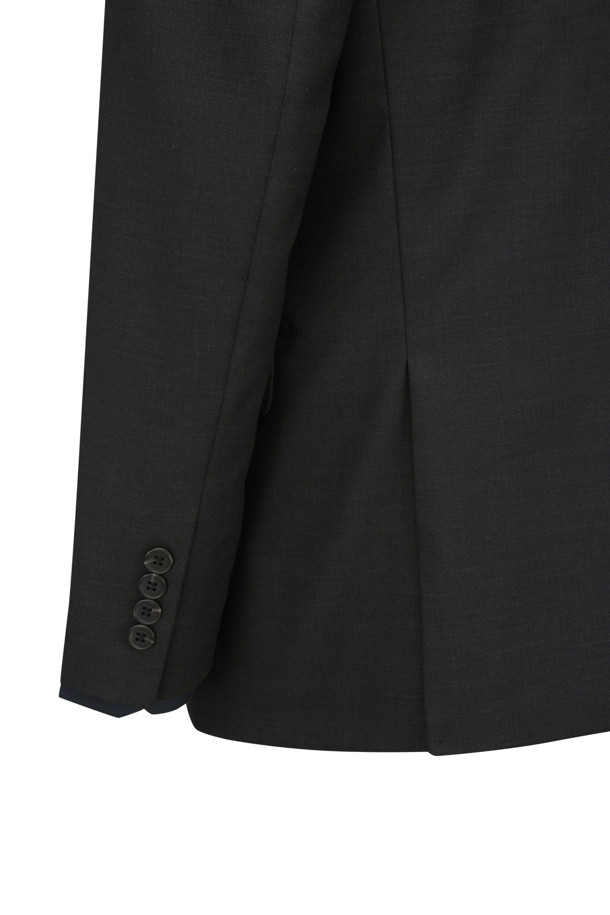 사계절 트윌 조직 수트 재킷은 남성 고객을 위해 디자인된 클래식하고 모던한 스타일의 아우터입니다. 울과 폴리에스테르 혼방 소재로 제작되어 부드러운 촉감을 제공하며, 봄, 가을, 사계절 모두 착용 가능합니다. 레귤러핏에 레귤러 기장으로 제작되었으며, 투 버튼 여밈 방식과 테일러드 라펠, 사이드 벤트, 웰트 포켓, 사이드 플랩 포켓 등의 디테일이 돋보입니다. 오피스룩, 비즈니스 캐주얼, 면접룩 등 다양한 TPO에 활용하기 좋으며, 미니멀한 디자인으로 세련된 스타일을 연출할 수 있습니다.
