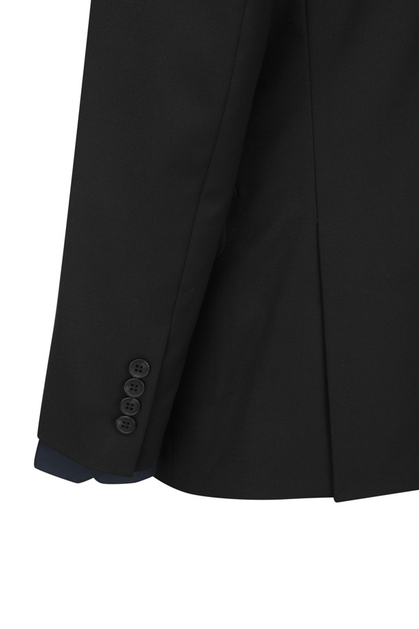 사계절 트윌 조직 슈트 재킷은 남성 고객을 위해 디자인된 포멀하고 비즈니스 용도의 아우터입니다. 봄, 가을에 적합하며, 클래식과 모던 스타일을 모두 아우르는 레귤러핏 재킷입니다. 블랙 컬러의 트윌 조직으로 제작되었으며, 레귤러 기장, 투버튼 여밈 방식이 특징입니다. 울과 폴리에스테르 혼방 소재에 부드러운 촉감을 더했으며, 웰트 포켓, 사이드 플랩 포켓, 인 포켓, 양 사이드 벤트 등의 디테일이 돋보입니다. 전체 안감 처리로 착용감을 높였으며, 오피스룩, 비즈니스 캐주얼, 회의룩 등 다양한 TPO에 활용 가능합니다.
