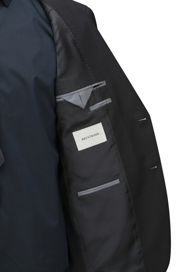 사계절 트윌 조직 수트 재킷은 남성 고객을 위해 디자인된 클래식하고 모던한 스타일의 아우터입니다. 울과 폴리에스테르 혼방 소재로 제작되어 부드러운 촉감을 제공하며, 봄, 가을, 사계절 모두 착용 가능합니다. 레귤러핏에 레귤러 기장으로 제작되었으며, 투 버튼 여밈 방식과 테일러드 라펠, 사이드 벤트, 웰트 포켓, 사이드 플랩 포켓 등의 디테일이 돋보입니다. 오피스룩, 비즈니스 캐주얼, 면접룩 등 다양한 TPO에 활용하기 좋으며, 미니멀한 디자인으로 세련된 스타일을 연출할 수 있습니다.
