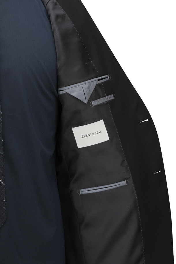 사계절 트윌 조직 슈트 재킷은 남성 고객을 위해 디자인된 포멀하고 비즈니스 용도의 아우터입니다. 봄, 가을에 적합하며, 클래식과 모던 스타일을 모두 아우르는 레귤러핏 재킷입니다. 블랙 컬러의 트윌 조직으로 제작되었으며, 레귤러 기장, 투버튼 여밈 방식이 특징입니다. 울과 폴리에스테르 혼방 소재에 부드러운 촉감을 더했으며, 웰트 포켓, 사이드 플랩 포켓, 인 포켓, 양 사이드 벤트 등의 디테일이 돋보입니다. 전체 안감 처리로 착용감을 높였으며, 오피스룩, 비즈니스 캐주얼, 회의룩 등 다양한 TPO에 활용 가능합니다.
