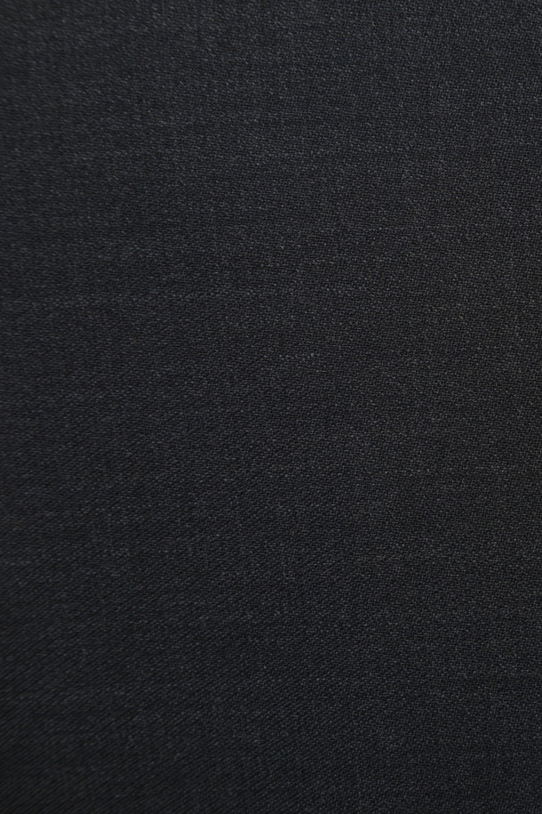 사계절 트윌 조직 수트 재킷은 남성 고객을 위해 디자인된 클래식하고 모던한 스타일의 아우터입니다. 울과 폴리에스테르 혼방 소재로 제작되어 부드러운 촉감을 제공하며, 봄, 가을, 사계절 모두 착용 가능합니다. 레귤러핏에 레귤러 기장으로 제작되었으며, 투 버튼 여밈 방식과 테일러드 라펠, 사이드 벤트, 웰트 포켓, 사이드 플랩 포켓 등의 디테일이 돋보입니다. 오피스룩, 비즈니스 캐주얼, 면접룩 등 다양한 TPO에 활용하기 좋으며, 미니멀한 디자인으로 세련된 스타일을 연출할 수 있습니다.
