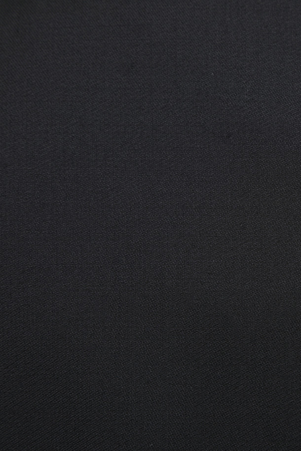 사계절 트윌 조직 슈트 재킷은 남성 고객을 위해 디자인된 포멀하고 비즈니스 용도의 아우터입니다. 봄, 가을에 적합하며, 클래식과 모던 스타일을 모두 아우르는 레귤러핏 재킷입니다. 블랙 컬러의 트윌 조직으로 제작되었으며, 레귤러 기장, 투버튼 여밈 방식이 특징입니다. 울과 폴리에스테르 혼방 소재에 부드러운 촉감을 더했으며, 웰트 포켓, 사이드 플랩 포켓, 인 포켓, 양 사이드 벤트 등의 디테일이 돋보입니다. 전체 안감 처리로 착용감을 높였으며, 오피스룩, 비즈니스 캐주얼, 회의룩 등 다양한 TPO에 활용 가능합니다.
