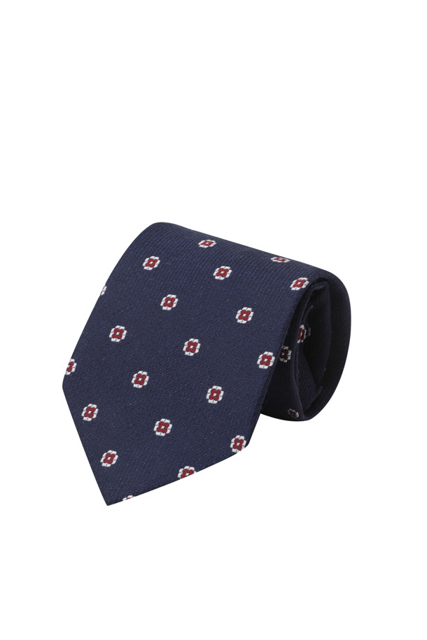 네이비 컬러의 남성용 [지퍼] 올오버 빅패턴 타이는 사계절용으로, 클래식과 미니멀 스타일을 선호하는 남성에게 적합합니다. 폴리에스테르 소재로 제작되어 부드러운 촉감을 자랑하며, 오피스룩, 비즈니스 캐주얼, 회의룩 등 TPO에 맞춰 폭넓게 활용할 수 있습니다. 플라워 패턴의 올오버 빅 패턴 디자인이 돋보이며, 간편한 지퍼형 여밈 방식으로 제작되었습니다. 레귤러 핏으로 단정하며, 이면 로고 루프 디테일이 은은한 포인트를 더합니다.
